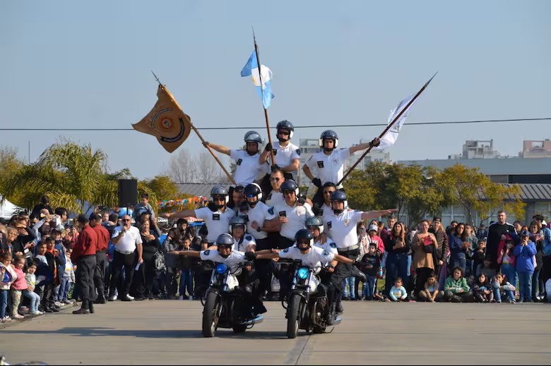 El desfile del 9 de Julio contará con la exhibición de la Brigada Blanca de la Policía Federal Argentina