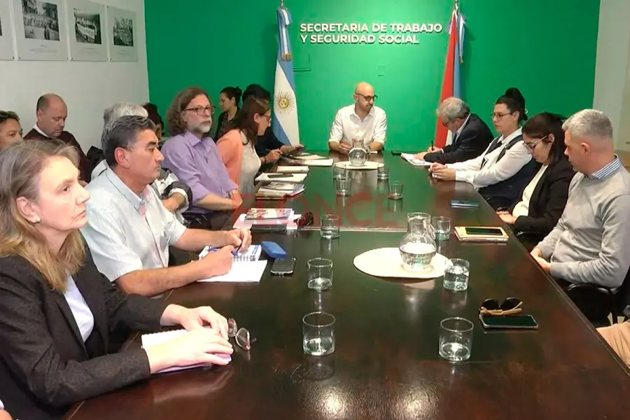 El Gobierno y los gremios docentes retoman la paritaria este martes
