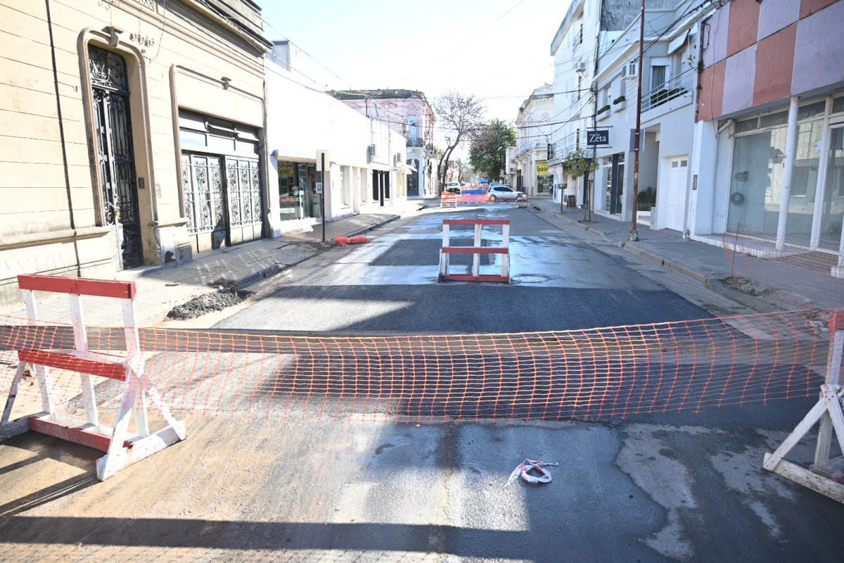 Jornada intensa de asfaltado en caliente en calles del centro y alrededores de la ciudad