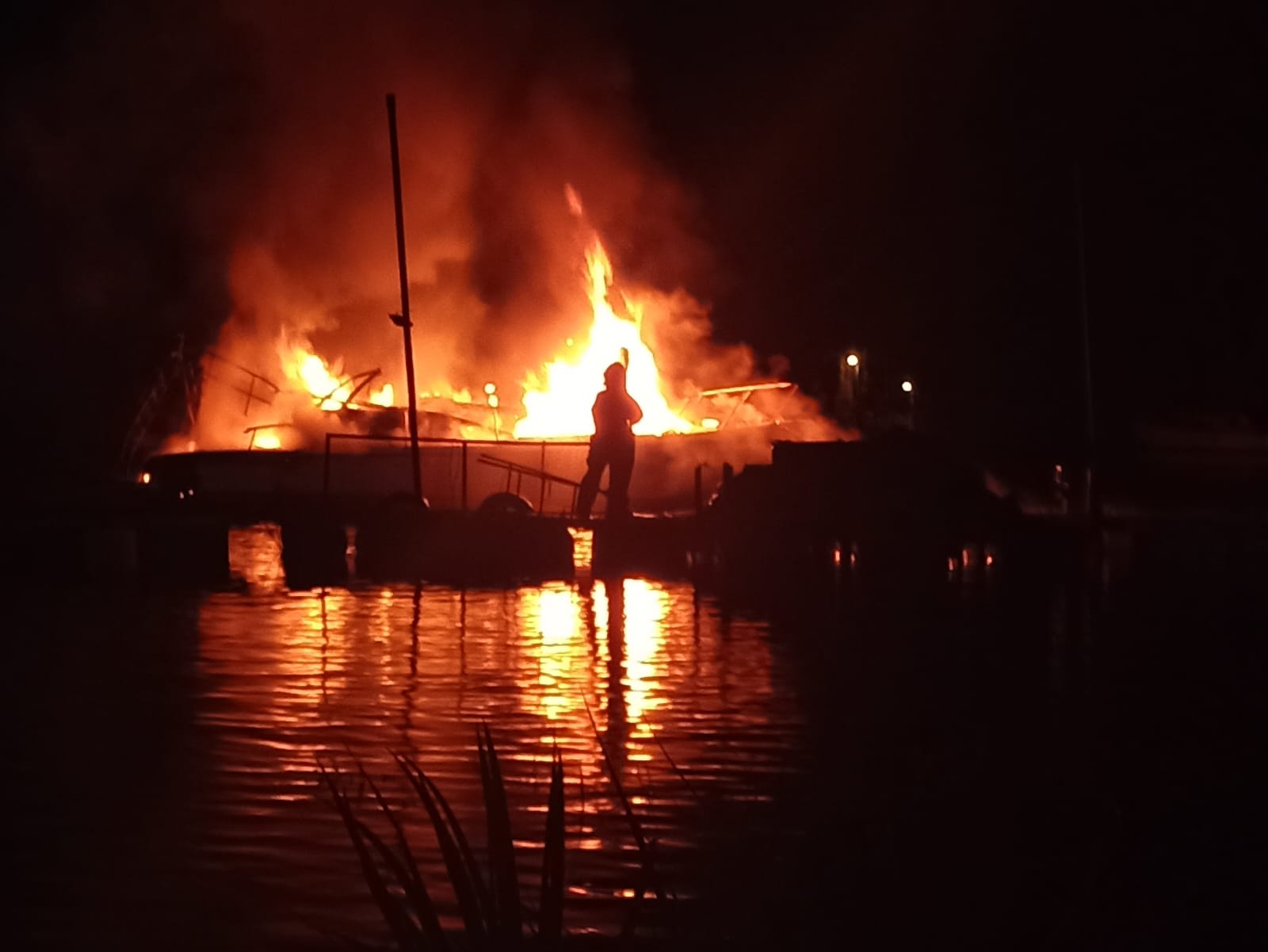 Se incendió una embarcación y hay un lesionado