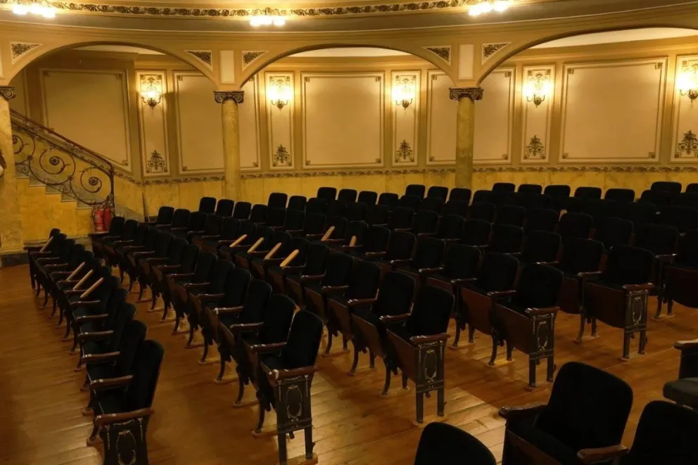 Finaliza la colocación de las butacas en la reconstrucción de la sala del Teatro Gualeguaychú